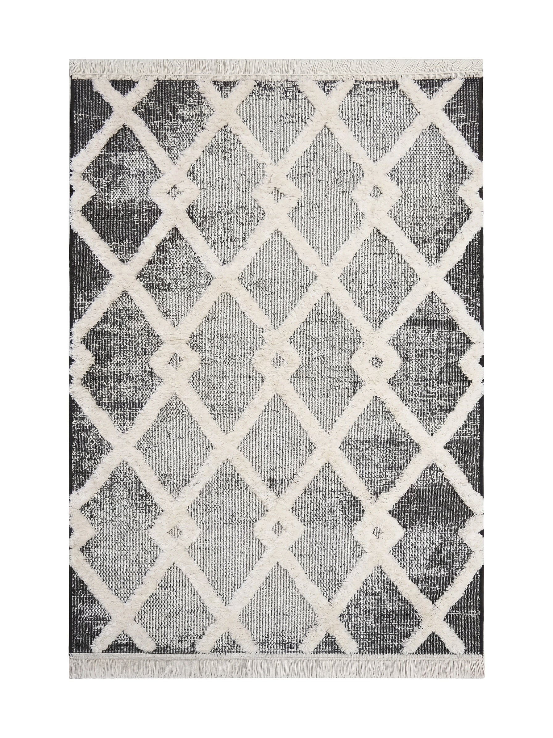 Tapis rectangulaire à motif de losanges géométriques en relief crème sur un fond texturé noir et blanc, avec des franges claires