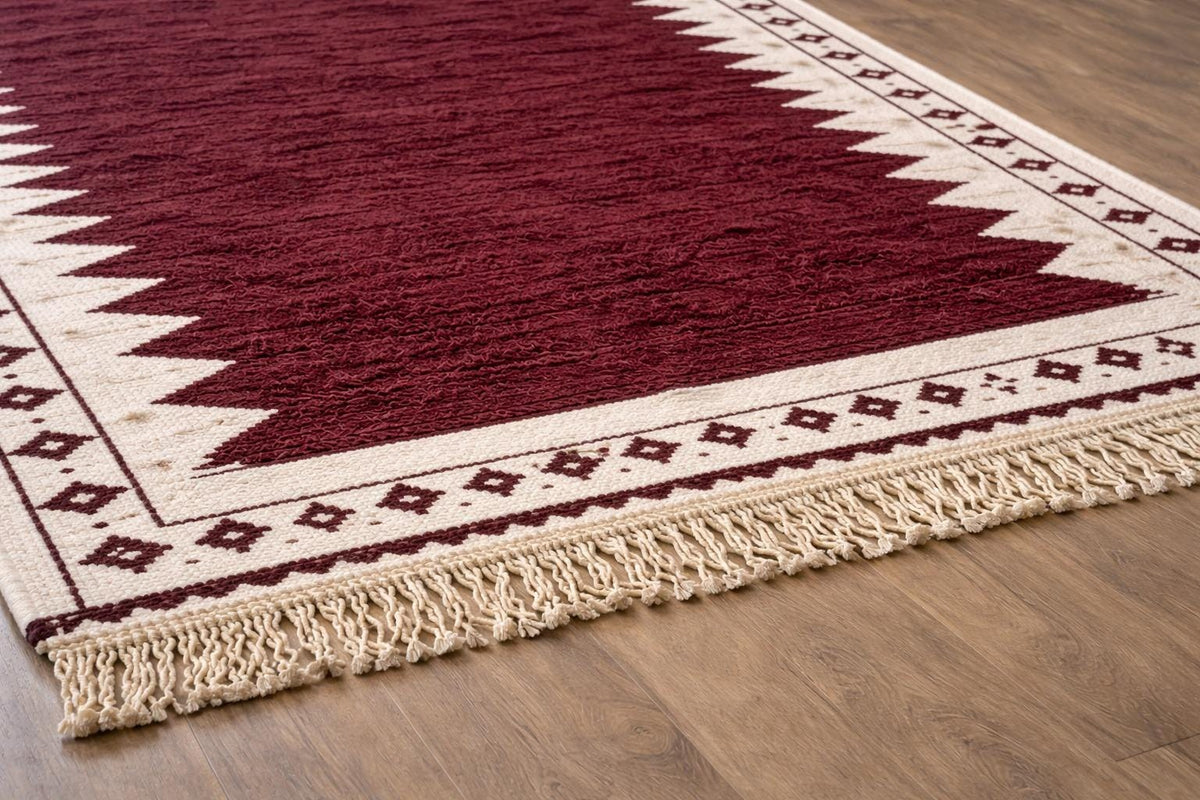 Gros plan sur le coin relevé du tapis berbère Tasgalt, tissage plat et dos du tapis de près