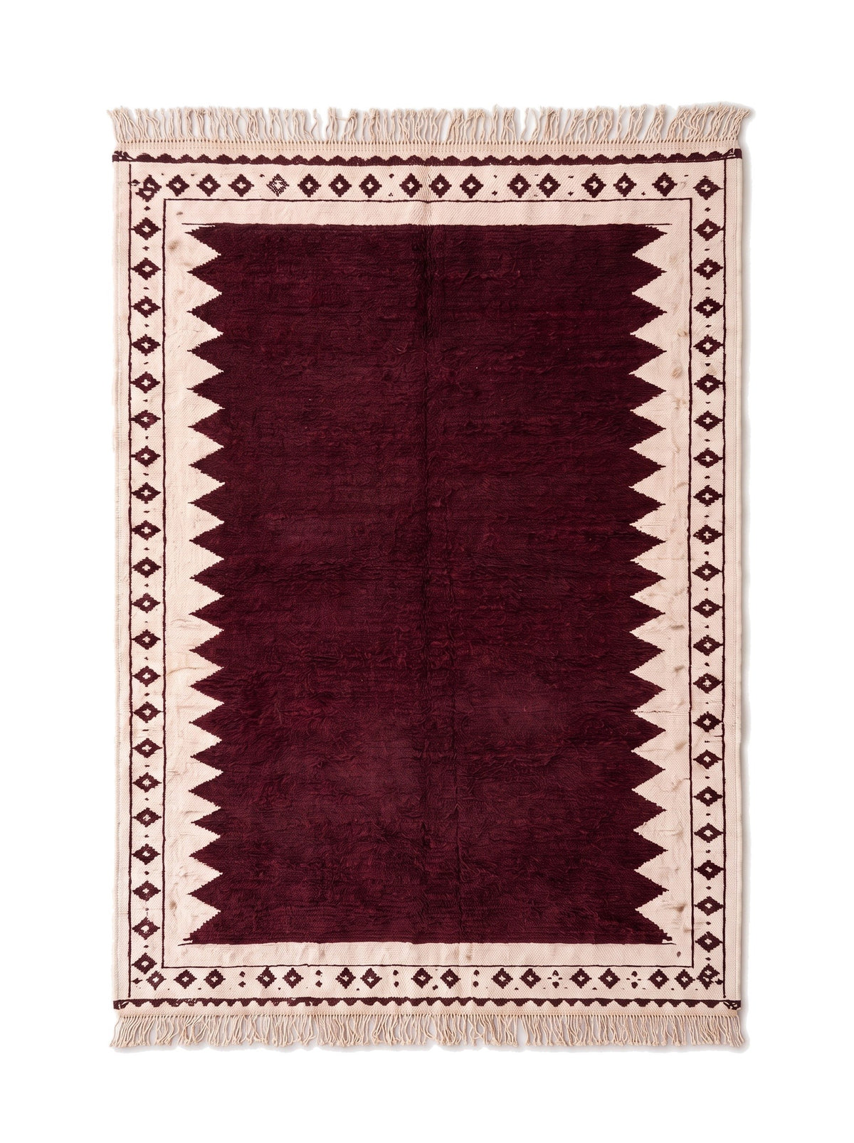 Tapis berbère kilim bordeaux et blanc Tasgalt vu à plat, champ bordeaux aux longs côtés dentelés en dents de scie