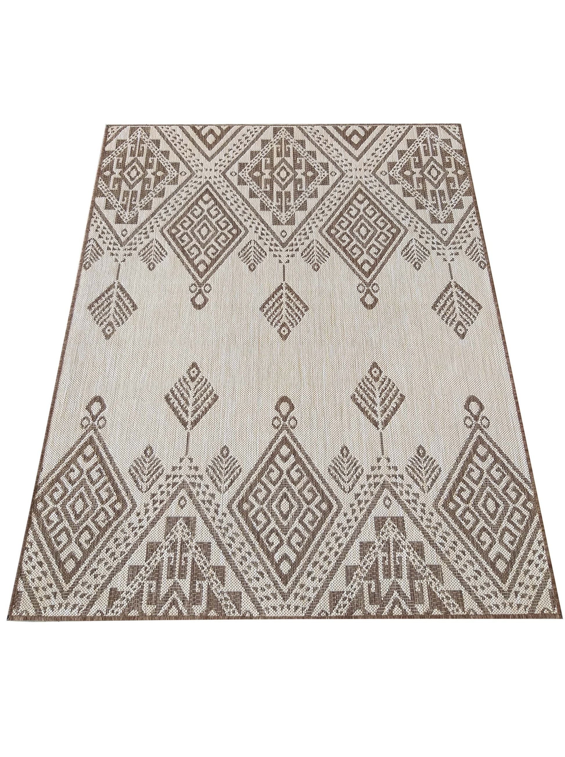 Tapis tissé beige avec des motifs géométriques ethniques en brun, comprenant des losanges et des triangles