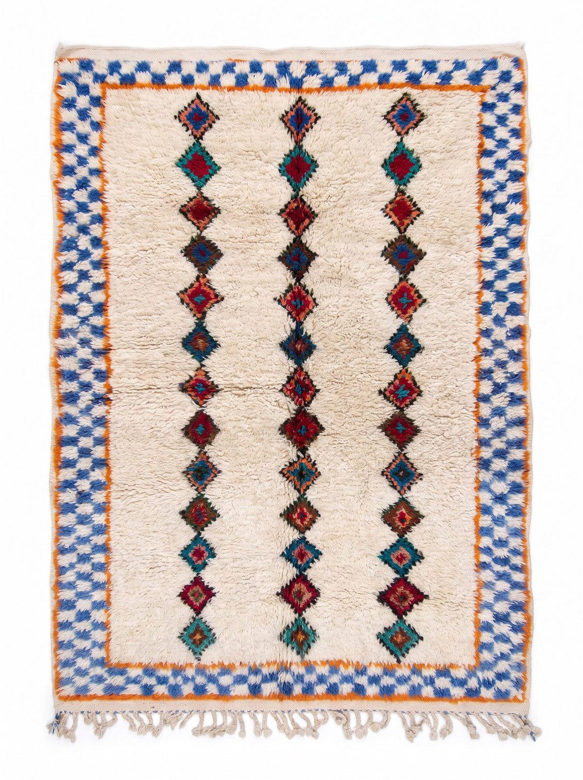 Tapis berbère style Azilal blanc et bleu Ifilan vu à plat, fond ivoire, trois colonnes verticales parallèles