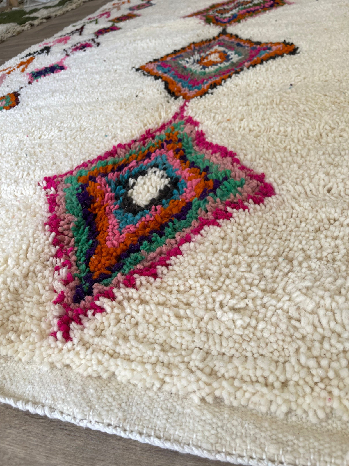 Gros plan sur la laine du tapis berbère Kessila, texture de la laine naturelle et nuances du poil