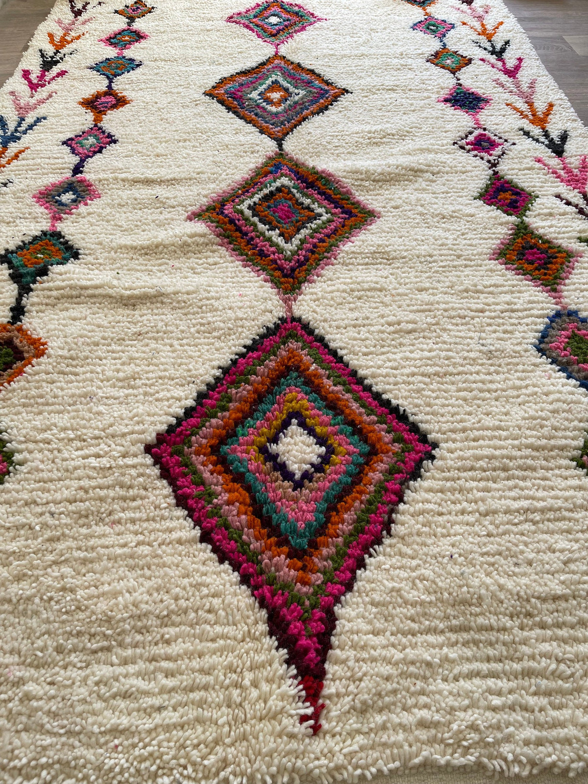 Gros plan sur la laine du tapis berbère Kessila, relief de la laine et du motif à la lumière