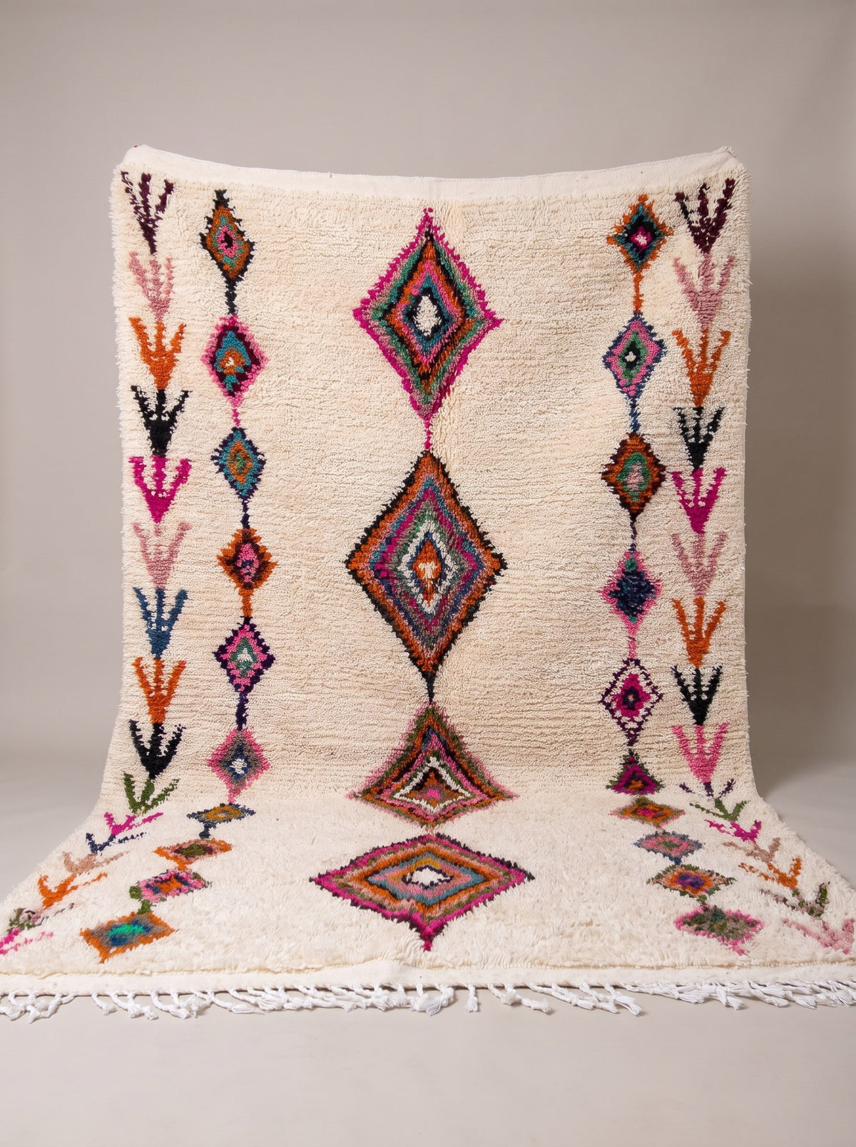 Tapis berbère style Azilal blanc et fuchsia Kessila suspendu, pièce unique nouée main au Maroc