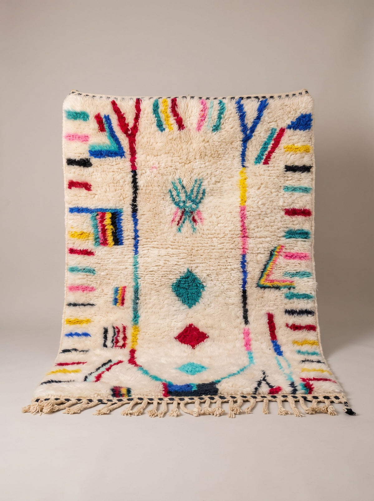 Tapis berbère style Azilal blanc et multicolore Asekkil suspendu, pièce unique nouée main au Maroc