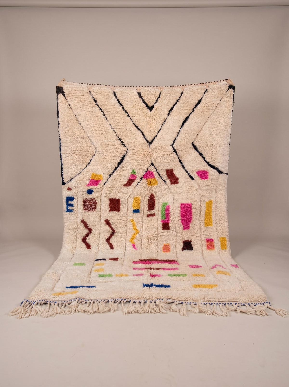 Tapis berbère style Azilal blanc et rose Kermila suspendu, pièce unique nouée main au Maroc