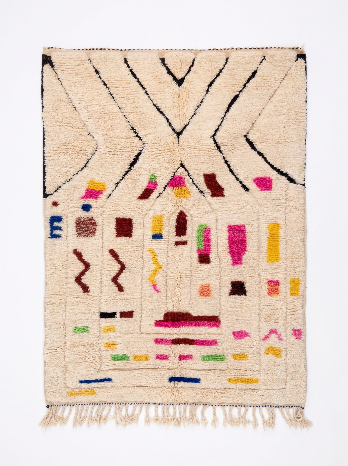 Tapis berbère style Azilal blanc et rose Kermila vu à plat, fond ivoire, en haut grand X, franges écrues en bas seulement