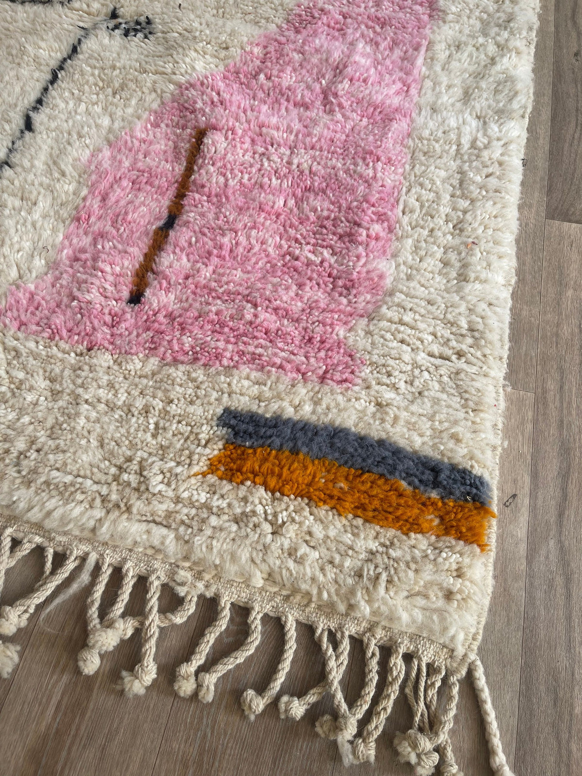 Gros plan sur les franges du tapis berbère Steha, attache des franges et dernière rangée de nœuds