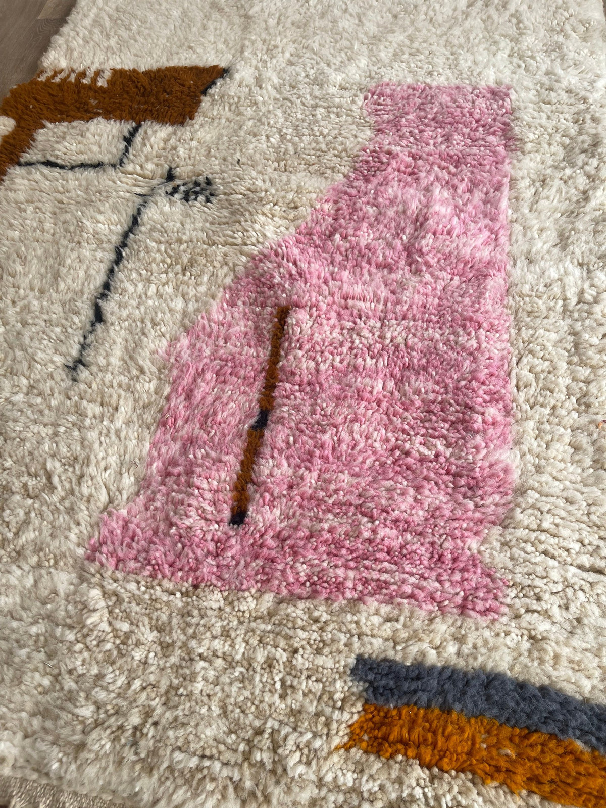 Gros plan sur la laine du tapis berbère Steha, nœuds serrés et tracé du motif de près
