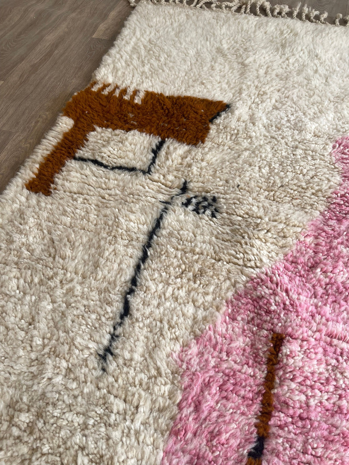 Gros plan sur un détail du tapis berbère Steha, tracé irrégulier du motif fait main