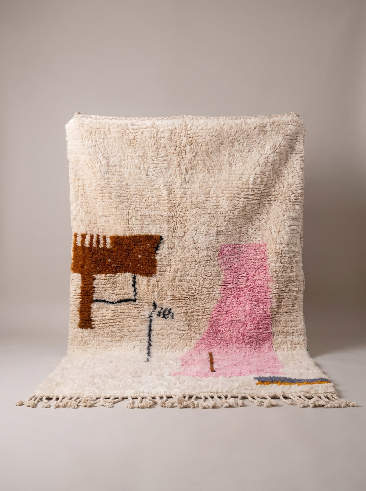 Tapis berbère style Azilal blanc et rose Steha suspendu, pièce unique nouée main au Maroc