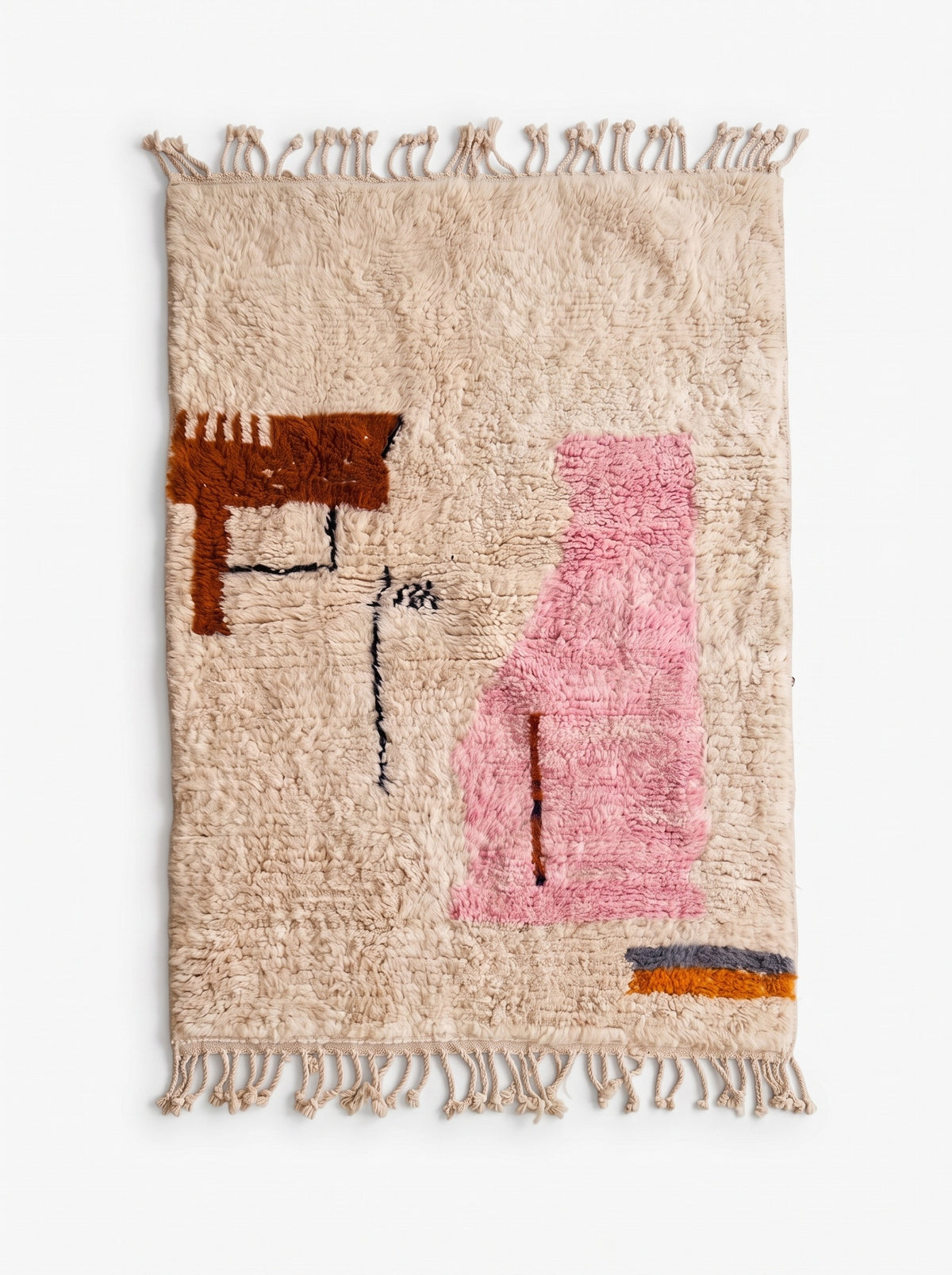 Tapis berbère style Azilal blanc et rose Steha vu à plat, champ écru, en haut à gauche, franges écrues