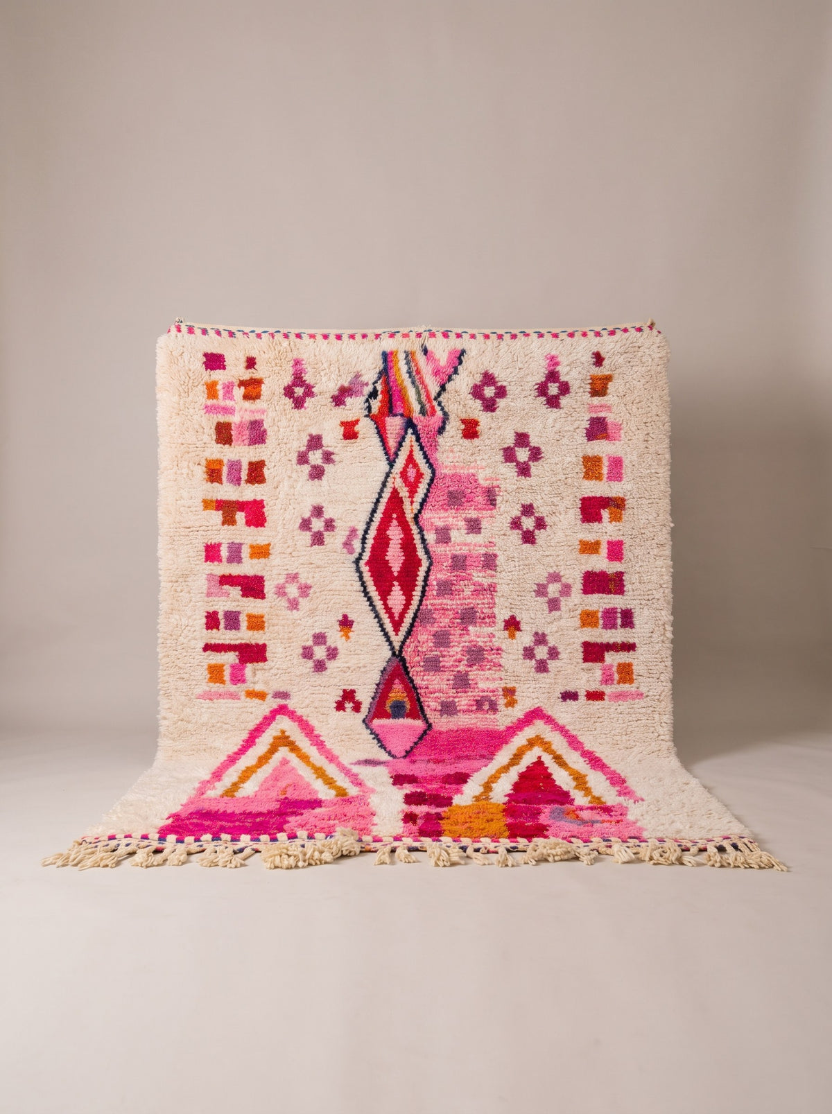 Tapis berbère style Azilal blanc et rose Tirzana suspendu, pièce unique nouée main au Maroc