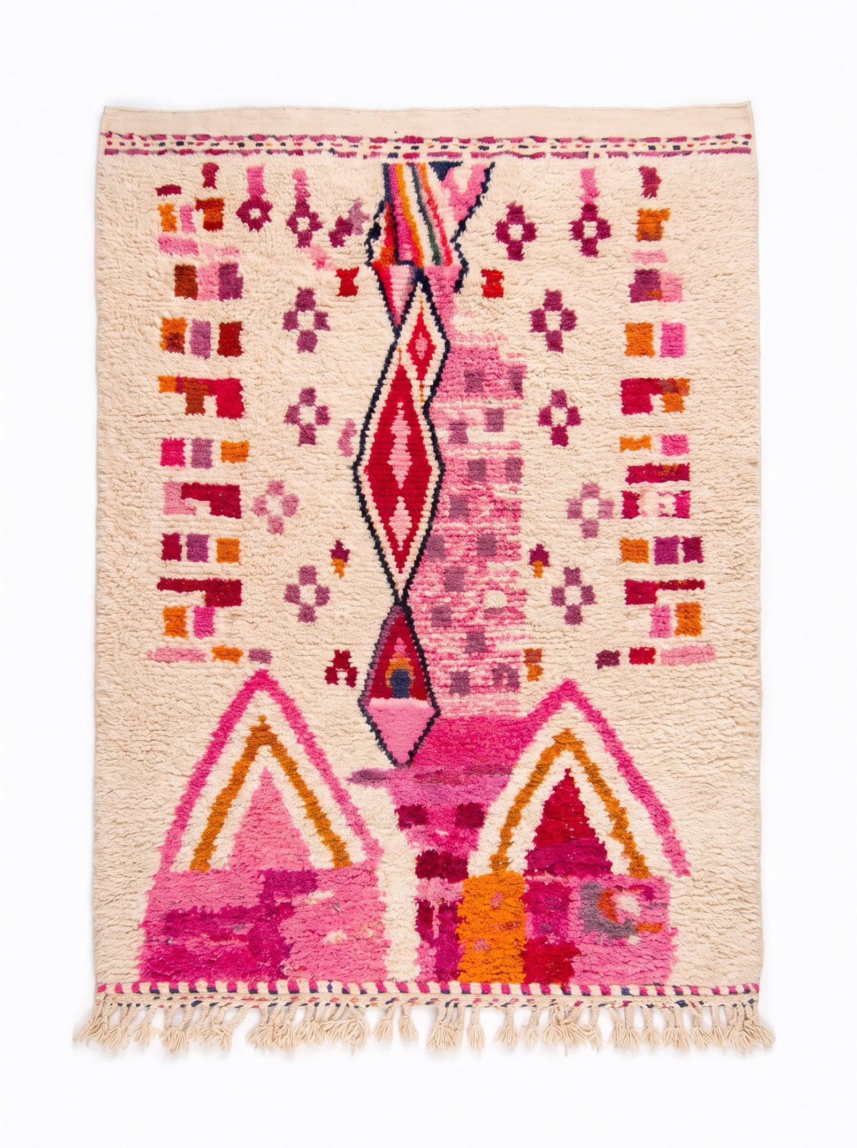 Tapis berbère style Azilal blanc et rose Tirzana vu à plat, fond ivoire, colonne centrale de flèche multicolore
