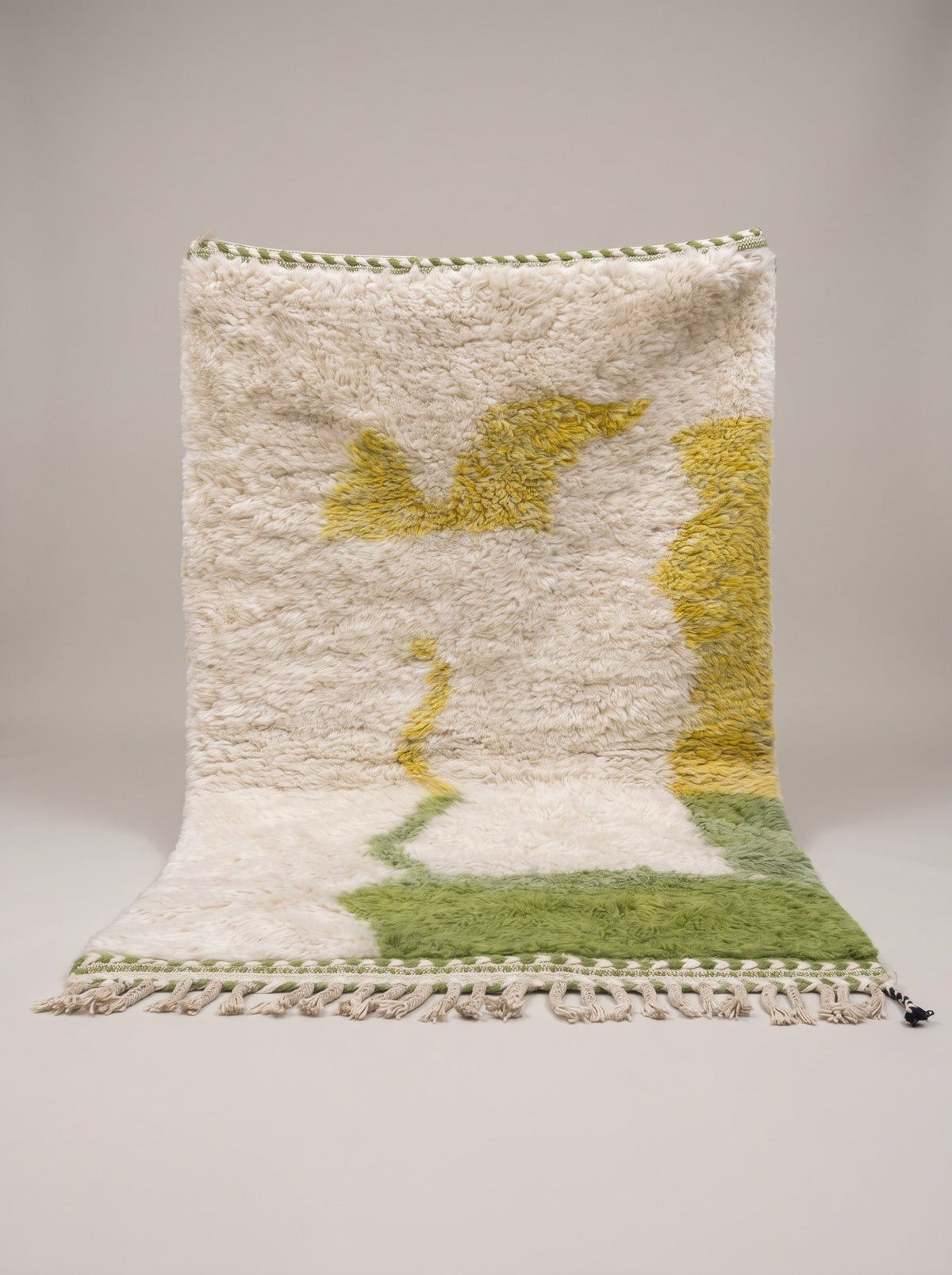 Tapis berbère style Azilal blanc et vert Isulan suspendu, pièce unique nouée main au Maroc