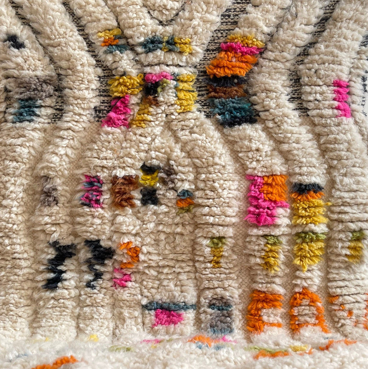 Gros plan sur la laine du tapis berbère Asni, laine de mouton au poil long, blanc multicolore