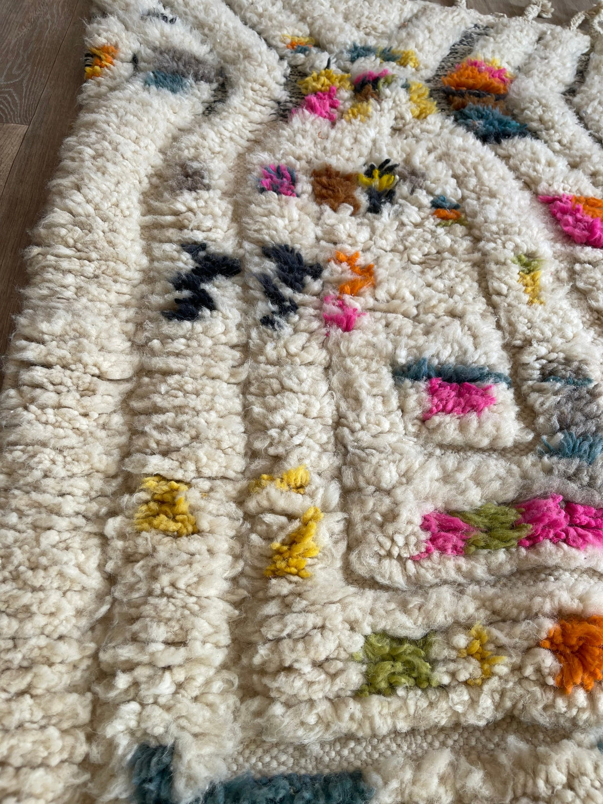Gros plan sur un détail du tapis berbère Asni, tracé irrégulier du motif fait main