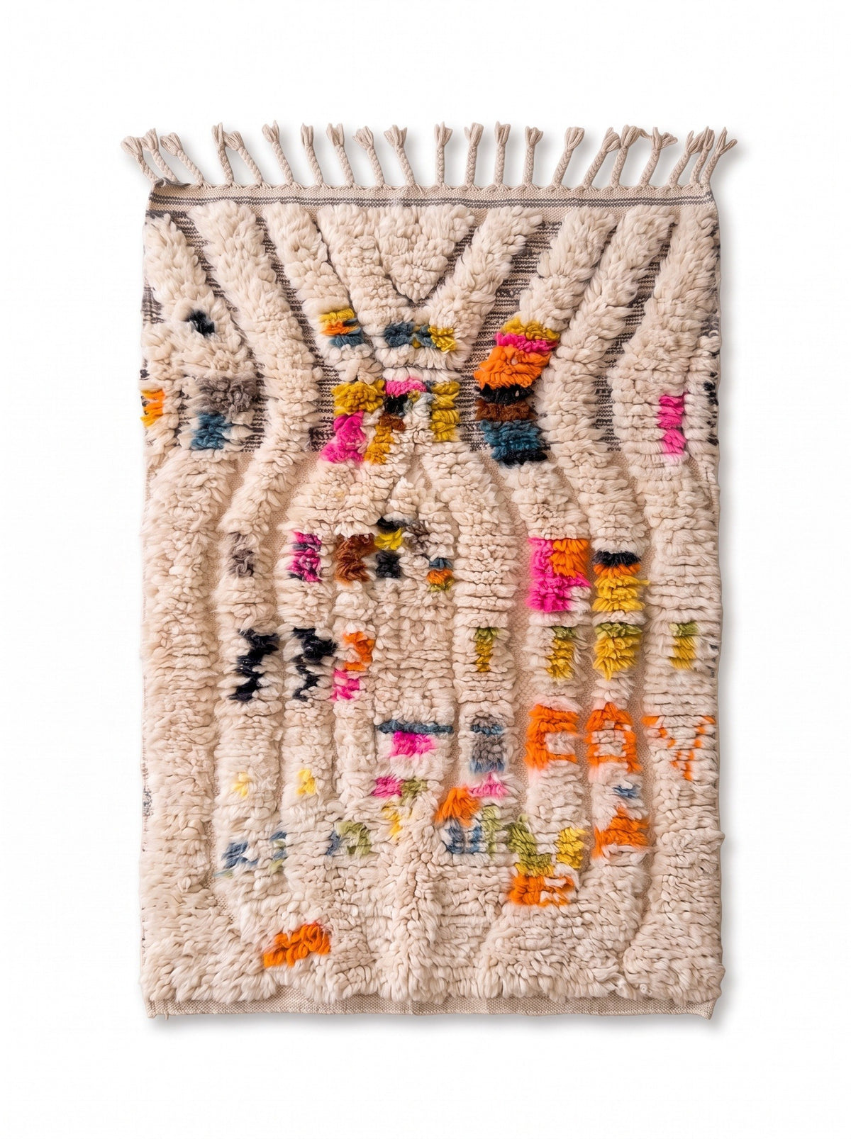 Tapis berbère style Azilal blanc multicolore Asni vu à plat, laine écrue épaisse sculptée en nervures verticales ondulées