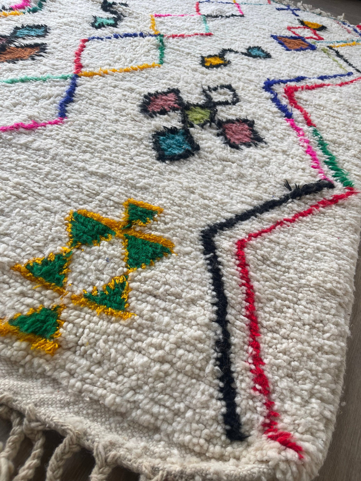 Gros plan sur un détail du tapis berbère Tafirwa, tracé irrégulier du motif fait main, vue 5