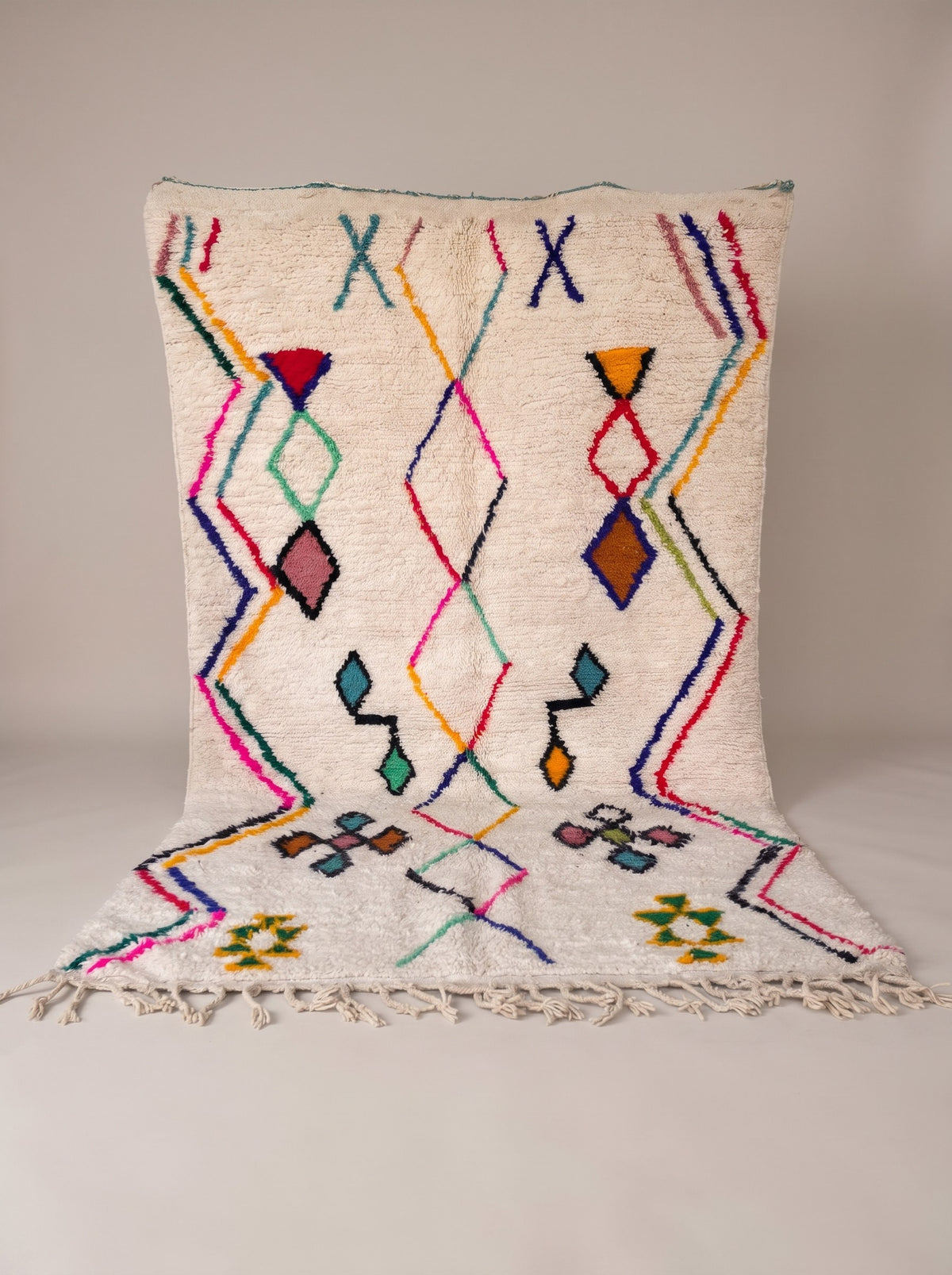 Tapis berbère style Azilal blanc multicolore Tafirwa suspendu, pièce unique nouée main au Maroc