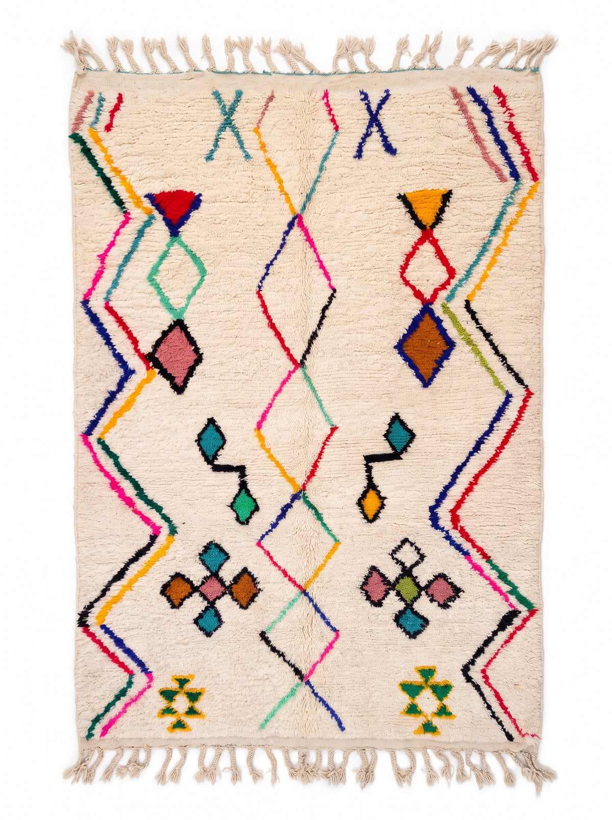 Tapis berbère style Azilal blanc multicolore Tafirwa vu à plat, fond ivoire, deux X en haut, franges écrues