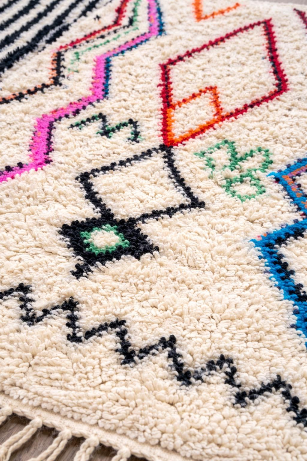 Gros plan sur la laine du tapis berbère Tifinagh, laine de mouton au poil moyen, blanc multicolore