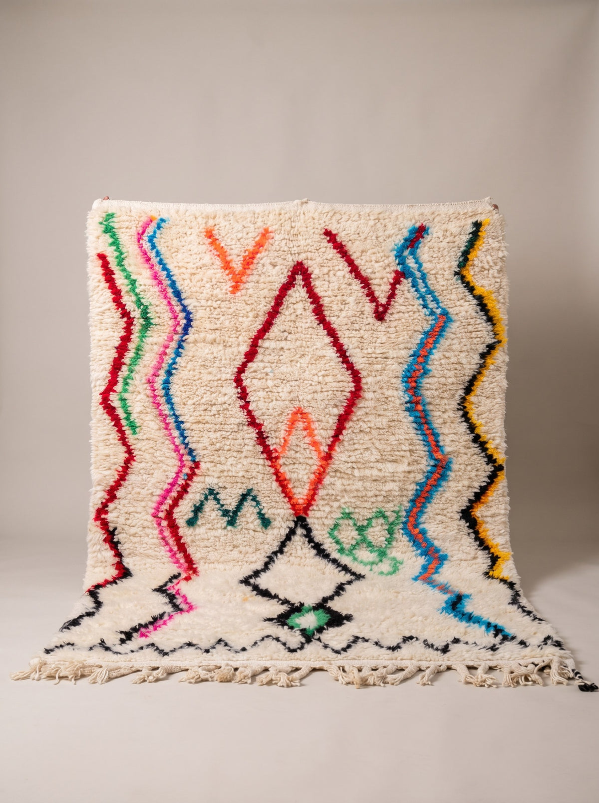 Tapis berbère style Azilal blanc multicolore Tifinagh suspendu, pièce unique nouée main au Maroc