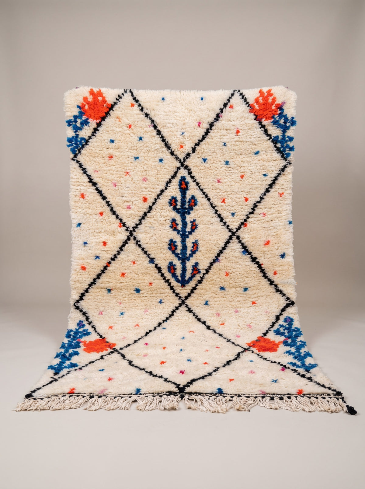 Tapis berbère style Azilal blanc, noir et bleu Timichi suspendu, pièce unique nouée main au Maroc