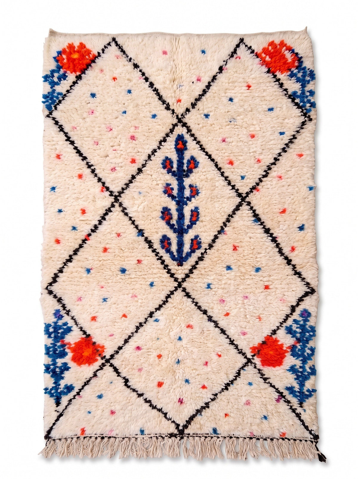 Tapis berbère style Azilal blanc, noir et bleu Timichi vu à plat, champ ivoire, treillis noir de losanges