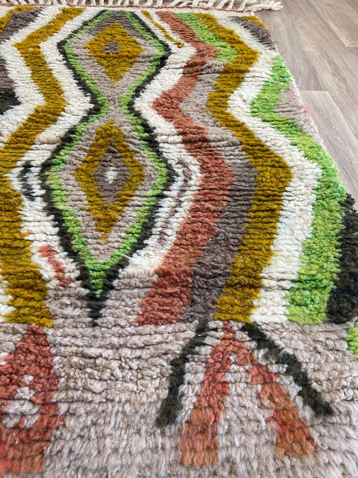 Gros plan sur la laine du tapis berbère Nabroud, texture de la laine naturelle et nuances du poil