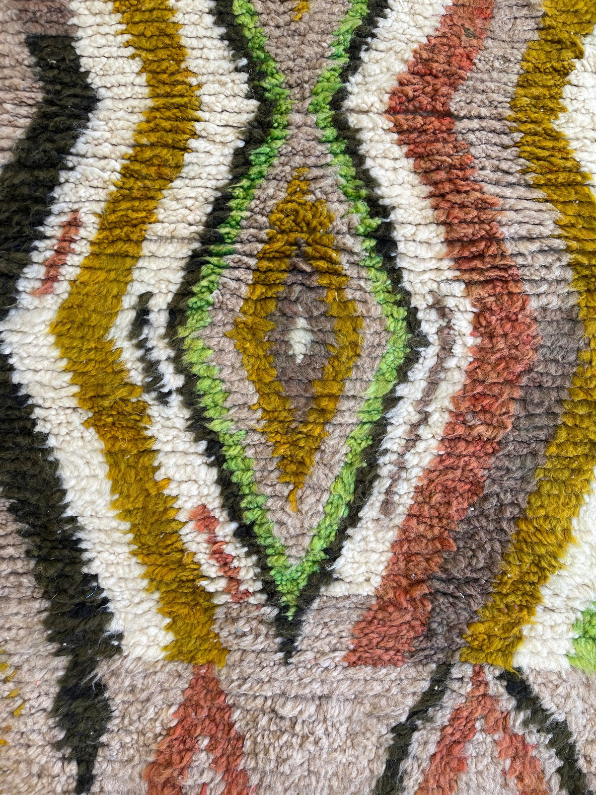 Gros plan sur la laine du tapis berbère Nabroud, nœuds serrés et tracé du motif de près, vue 6