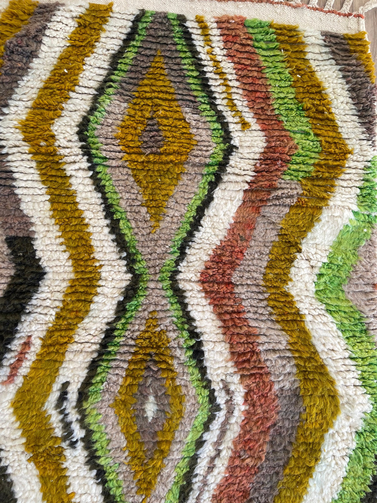 Gros plan sur la laine du tapis berbère Nabroud, texture de la laine naturelle et nuances du poil, vue 7