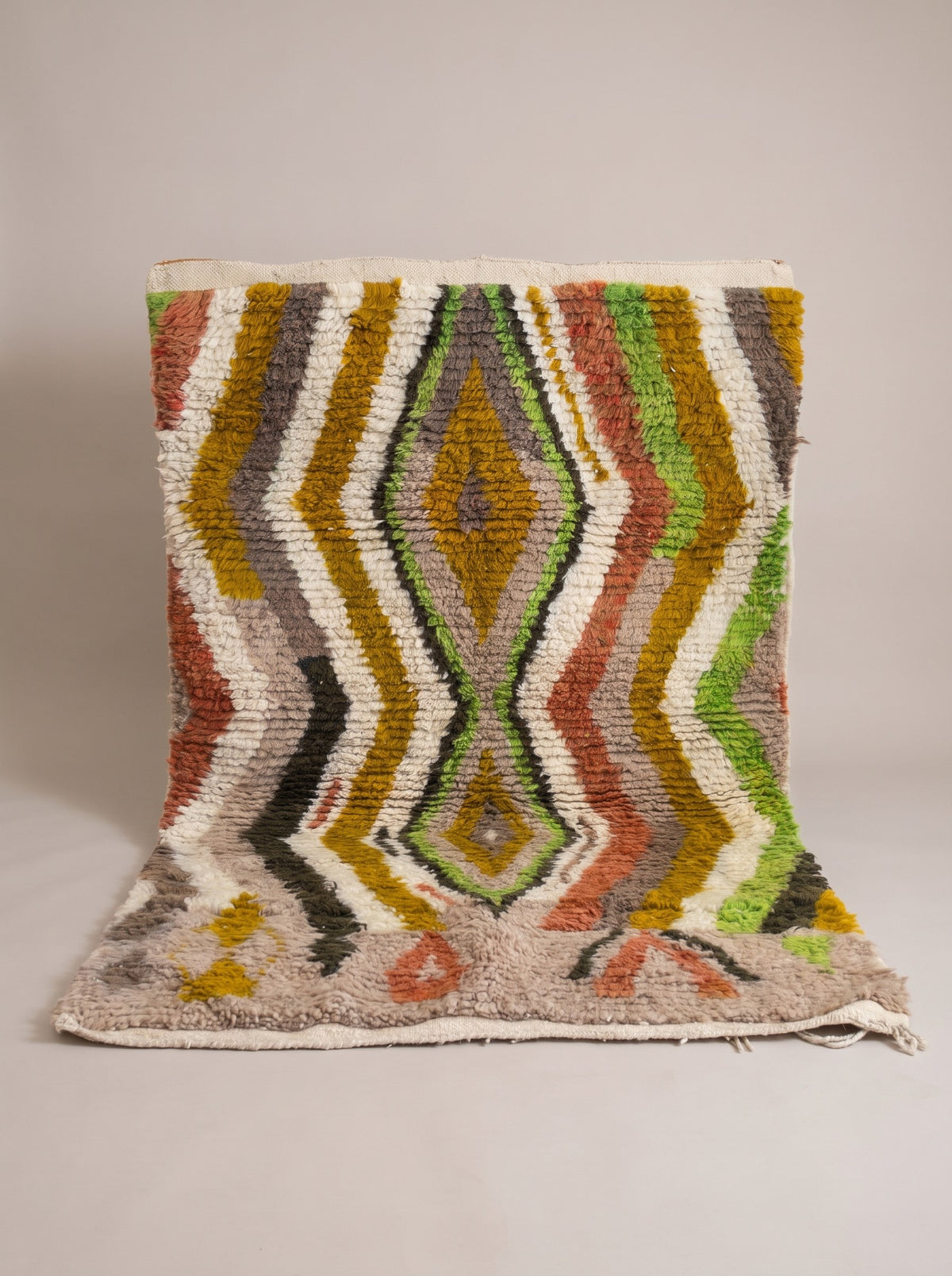 Tapis berbère style Azilal moutarde et vert Nabroud suspendu, pièce unique nouée main au Maroc