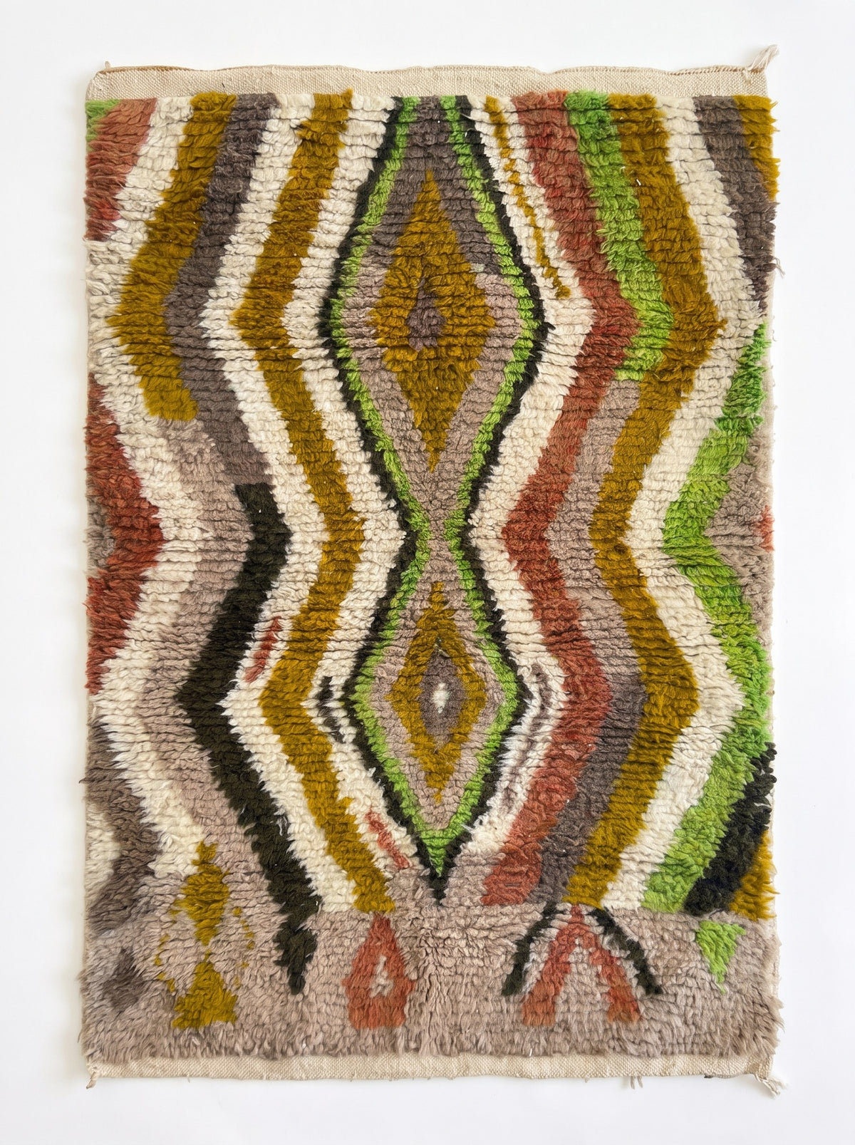 Tapis berbère style Azilal moutarde et vert Nabroud vu à plat, fond clair, deux losanges concentriques empilés sur l'axe entourés