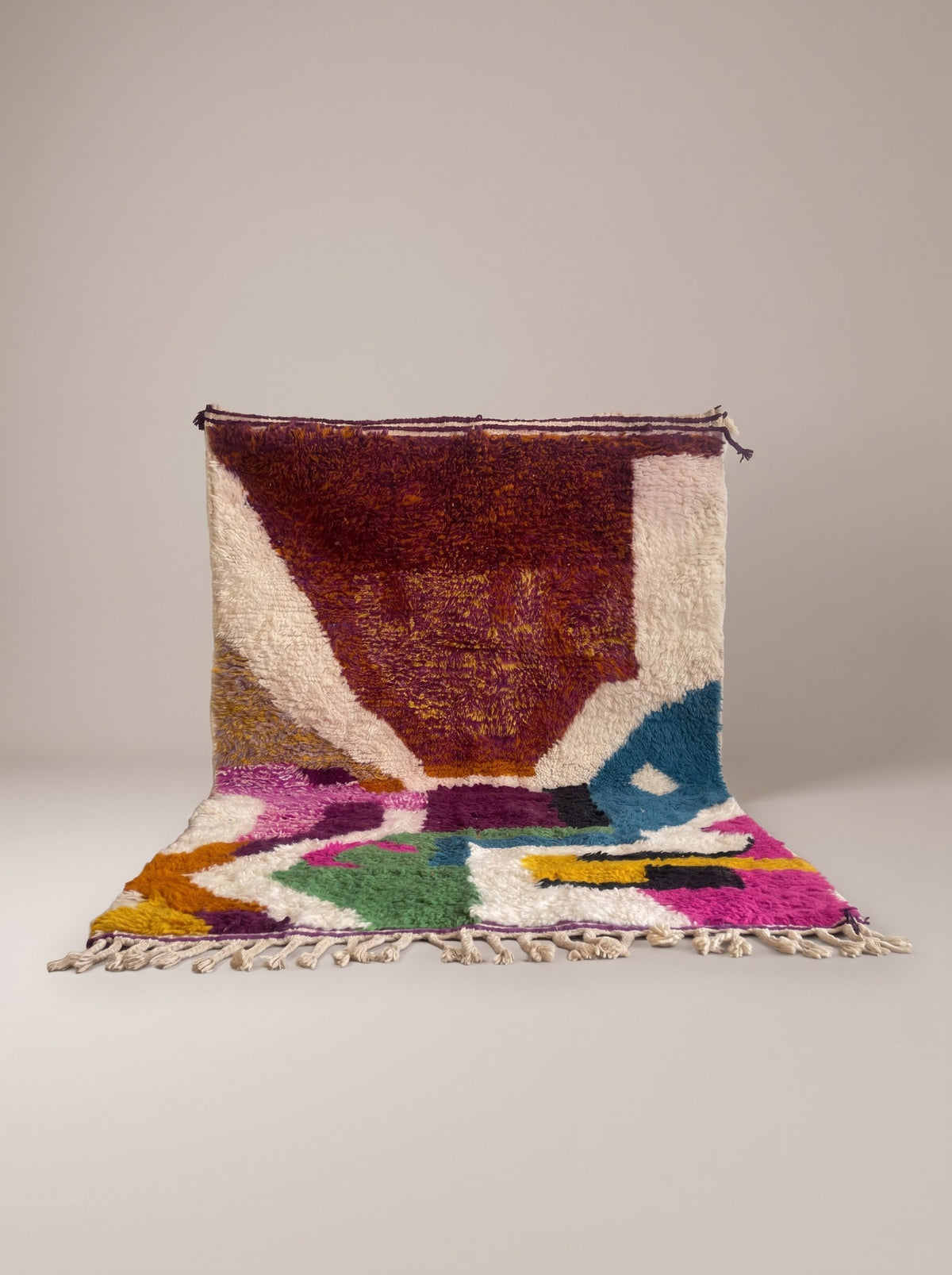 Tapis berbère style Azilal multicolore Amaynut suspendu, pièce unique nouée main au Maroc