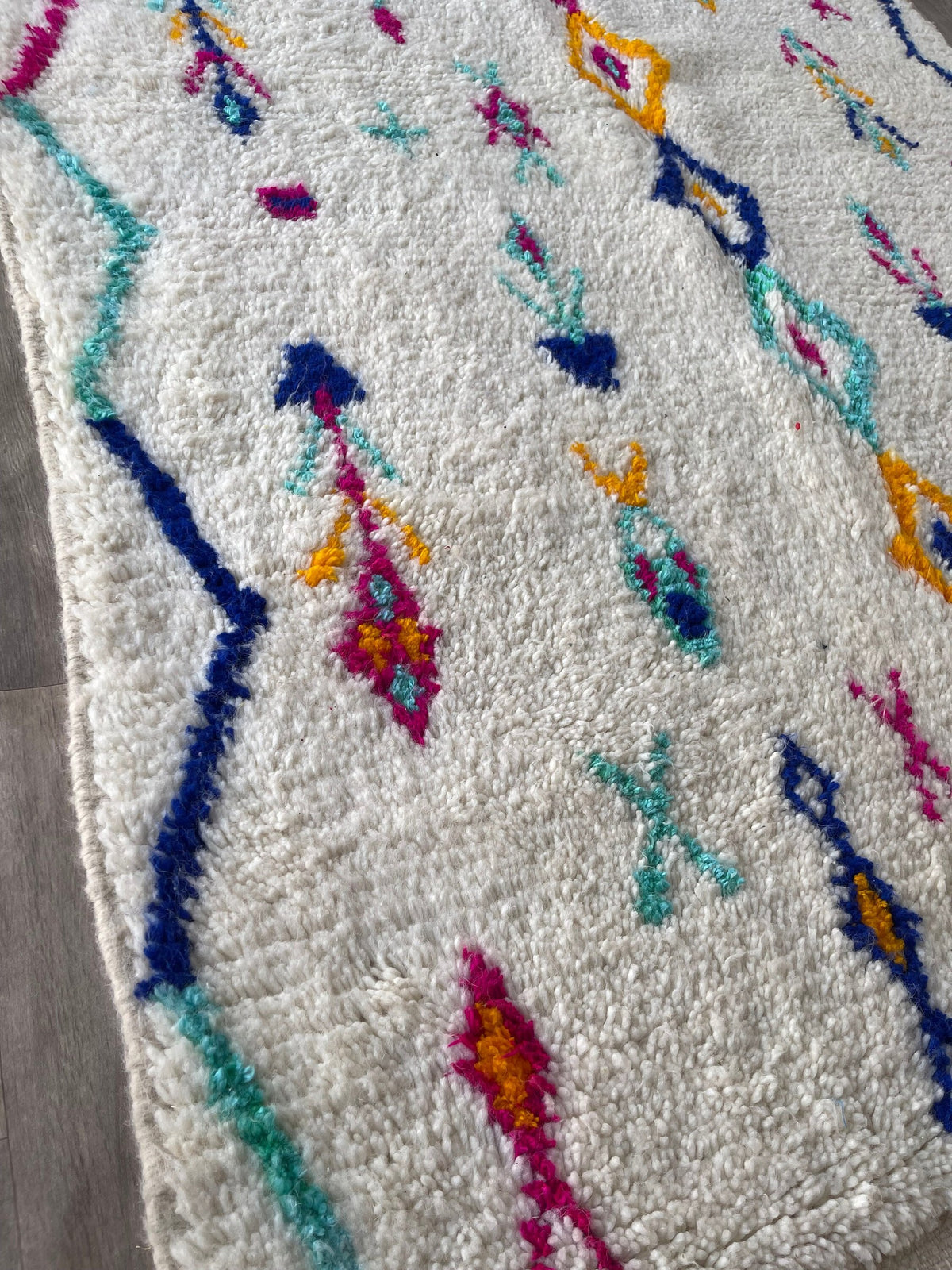 Gros plan sur un détail du tapis berbère Sekkura, nuances de la laine et du motif de près