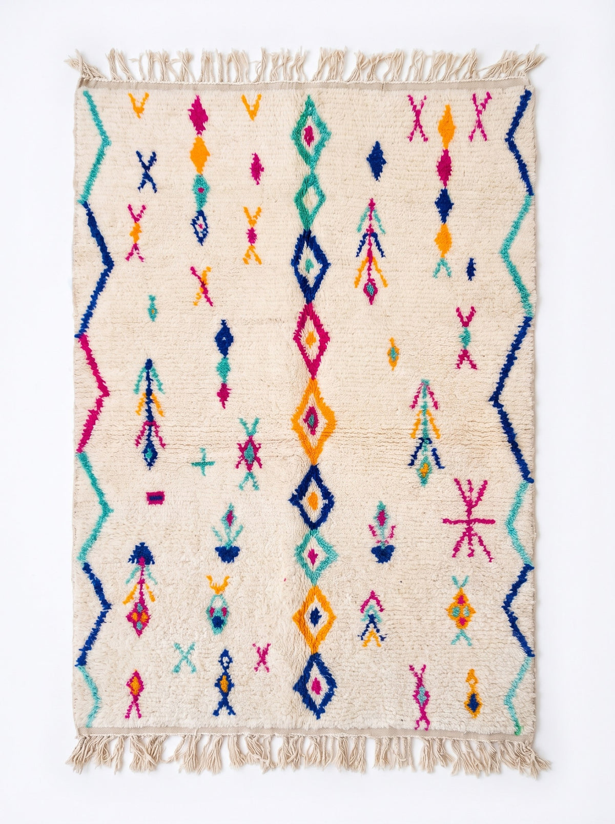 Tapis berbère style Azilal multicolore Sekkura vu à plat, fond écru, axe central de huit losanges superposés turquoise