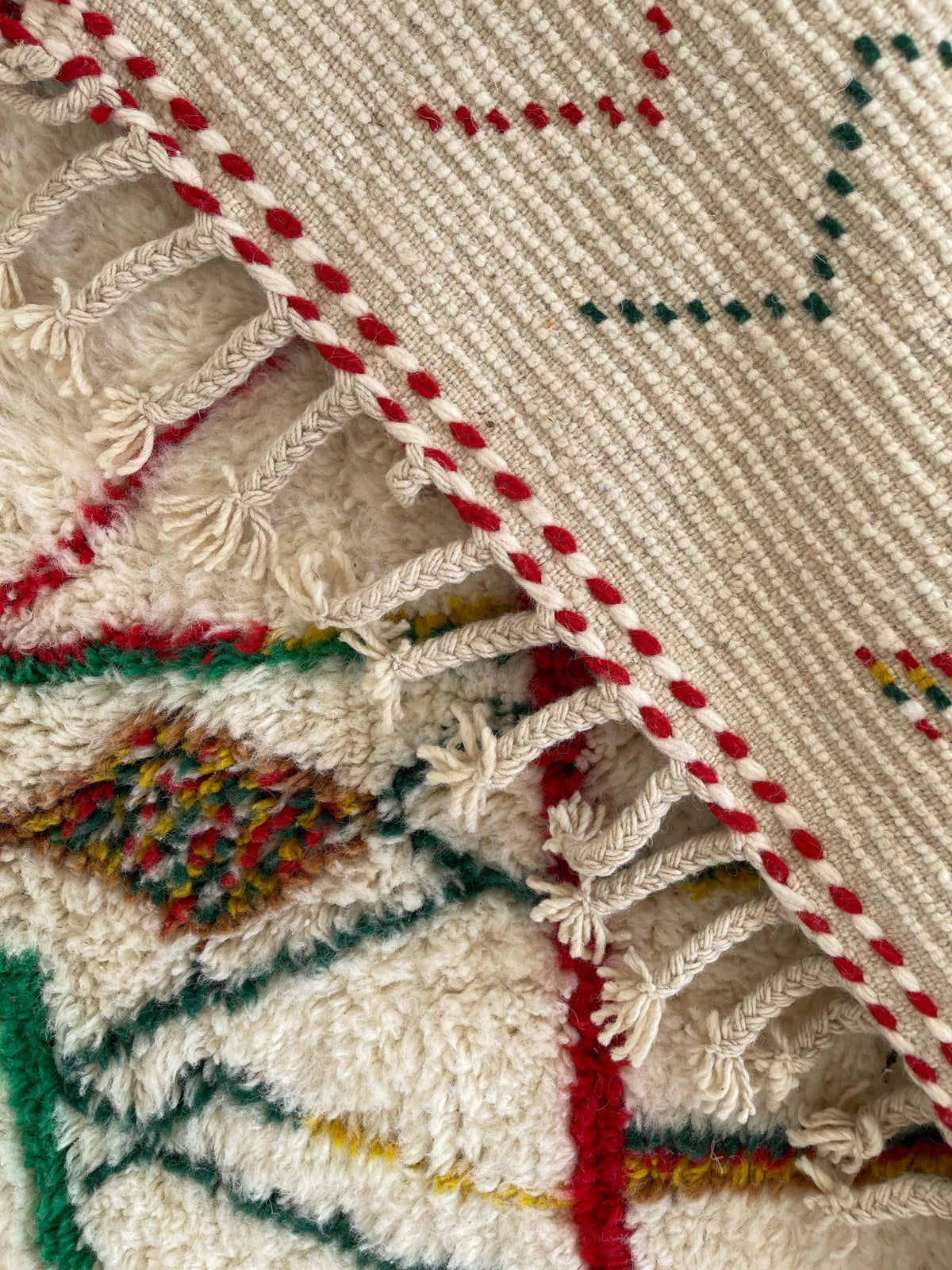 Gros plan sur l'envers du tapis berbère Tabant, nœuds visibles sur la chaîne de coton, sans dossier