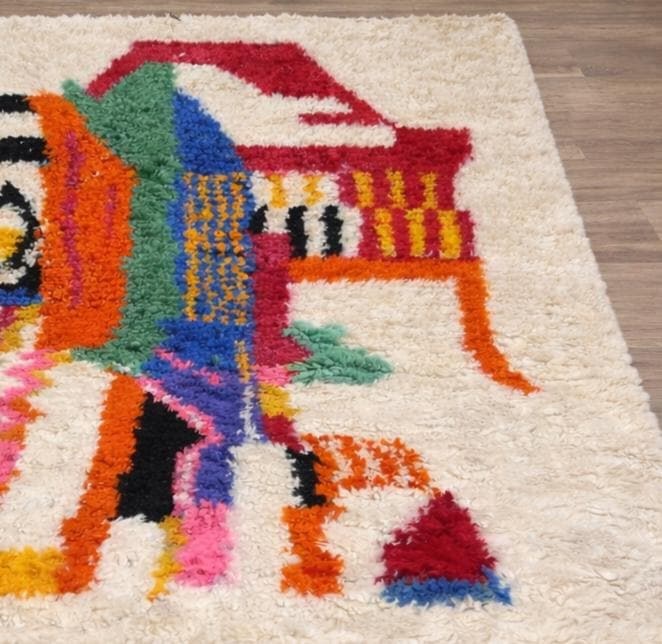 Gros plan sur un détail du tapis berbère Tamawayt, tracé irrégulier du motif fait main
