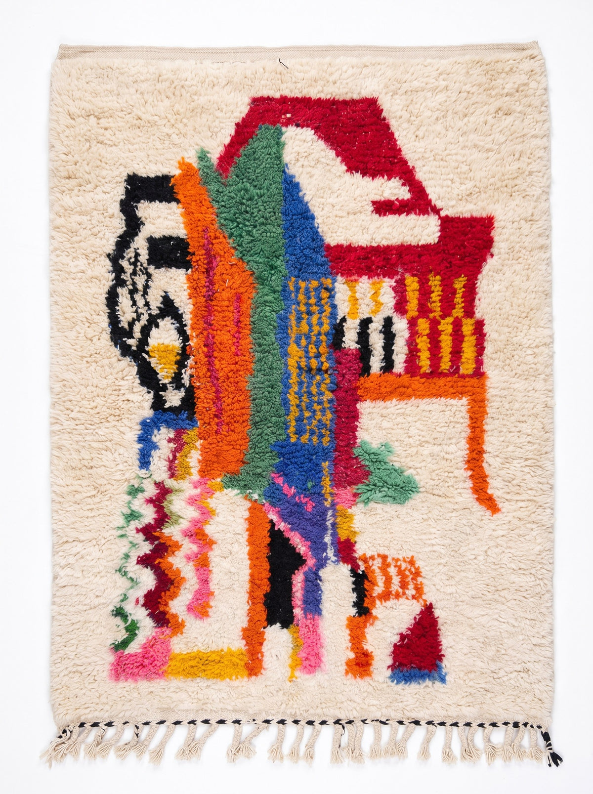 Tapis berbère style Azilal multicolore Tamawayt vu à plat, fond ivoire à poil long, grande figure multicolore façon personnage