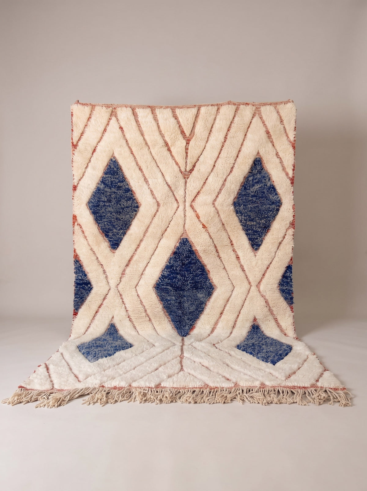 Tapis berbère style Beni Ouarain blanc et bleu Aman suspendu, pièce unique nouée main au Maroc
