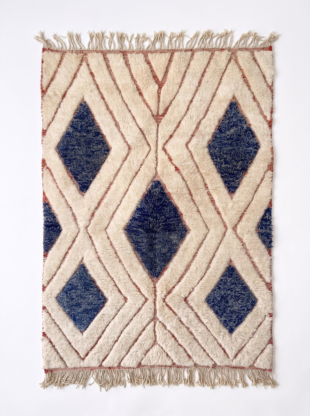 Tapis berbère style Beni Ouarain blanc et bleu Aman vu à plat, fond ivoire en relief sculpté, tracés fins rouille