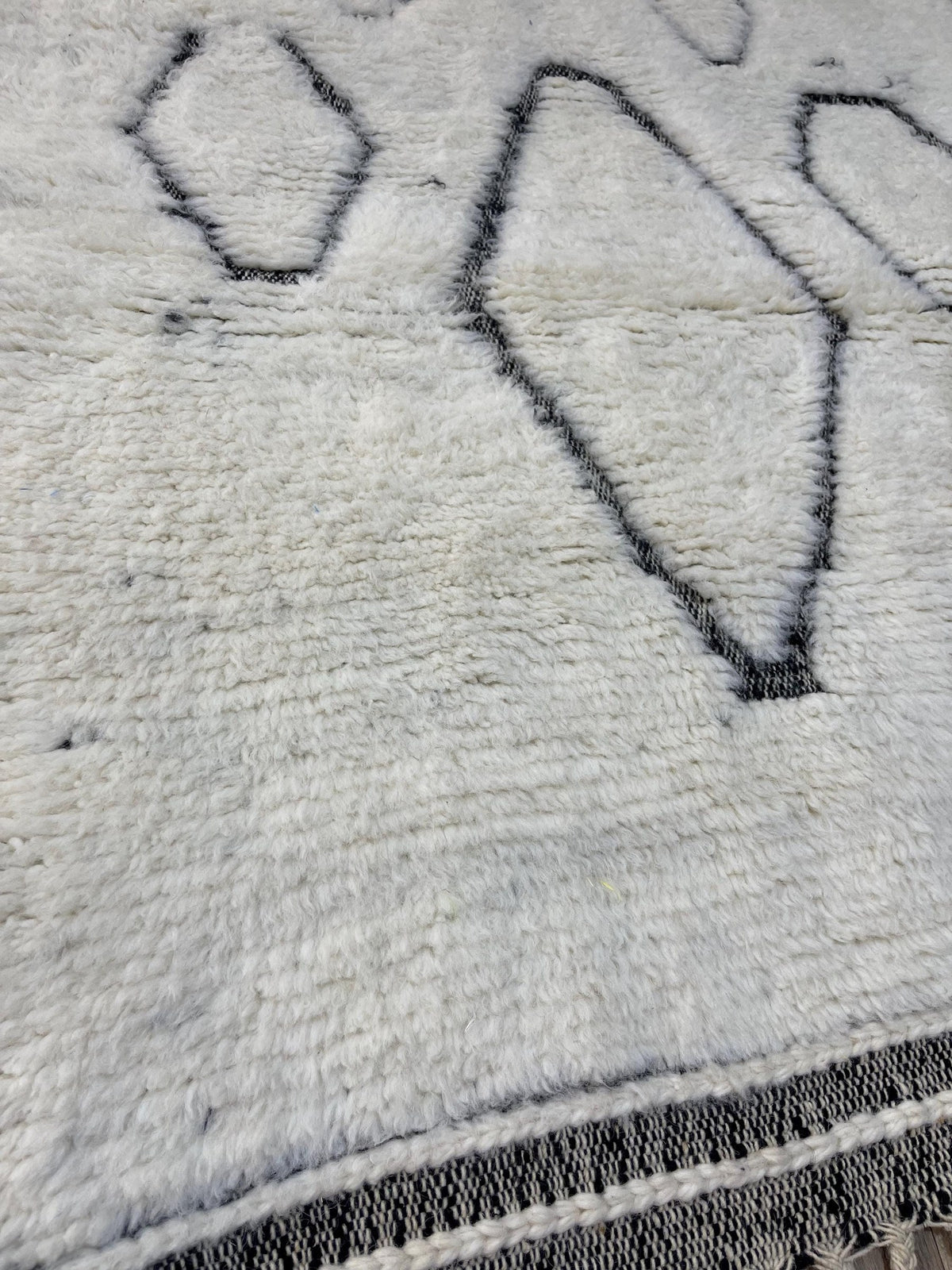 Gros plan sur un détail du tapis berbère Elzira, nuances de la laine et du motif de près