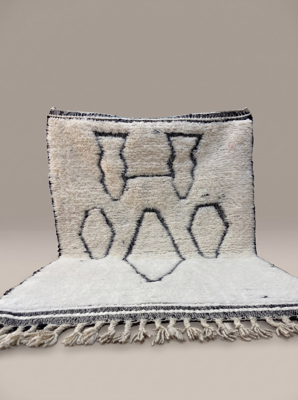 Tapis berbère style Beni Ouarain blanc et noir Elzira suspendu, pièce unique nouée main au Maroc