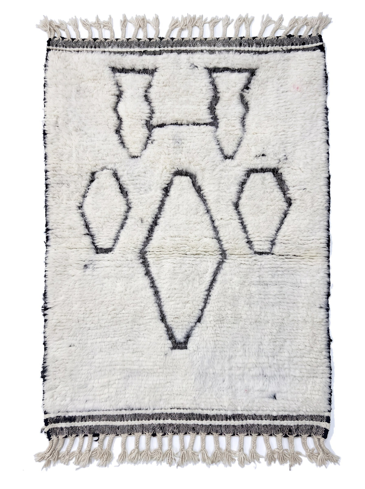 Tapis berbère style Beni Ouarain blanc et noir Elzira vu à plat, style Beni Ouarain à poil long bouclé, franges écrues tressées