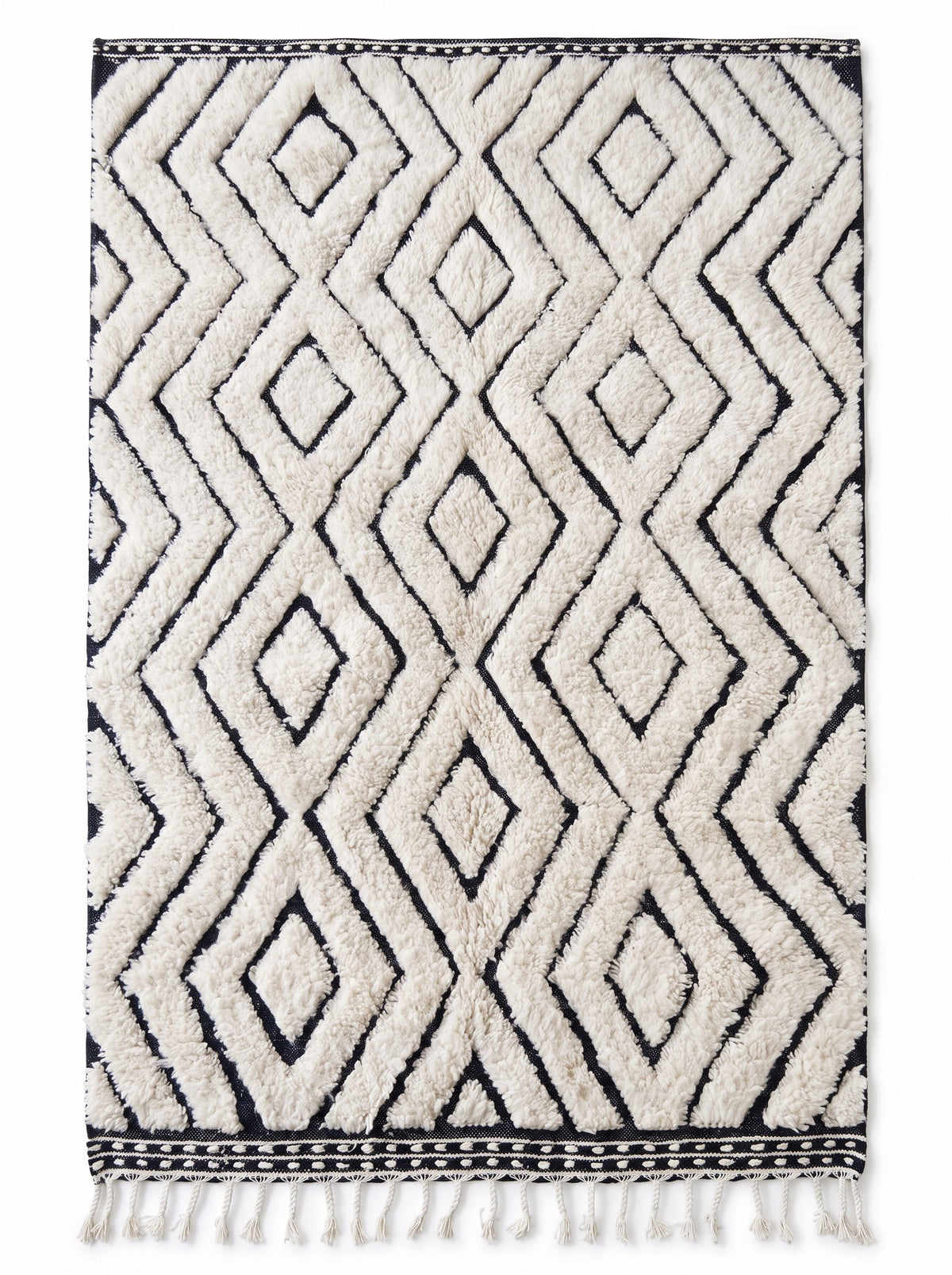 Tapis berbère style Beni Ouarain blanc et noir Ousmil vu à plat, fond ivoire à poil long en relief