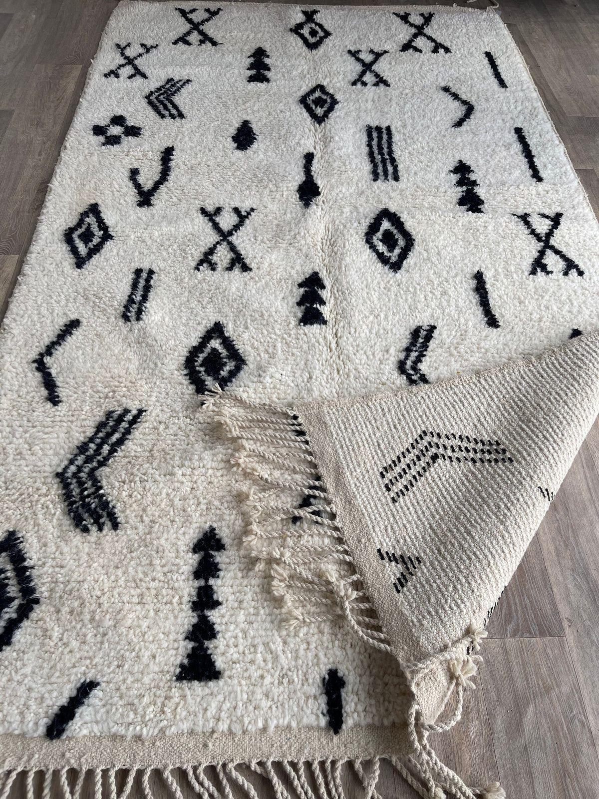 Gros plan sur l'envers du tapis berbère Tasusmi, nœuds visibles sur la chaîne de coton, sans dossier