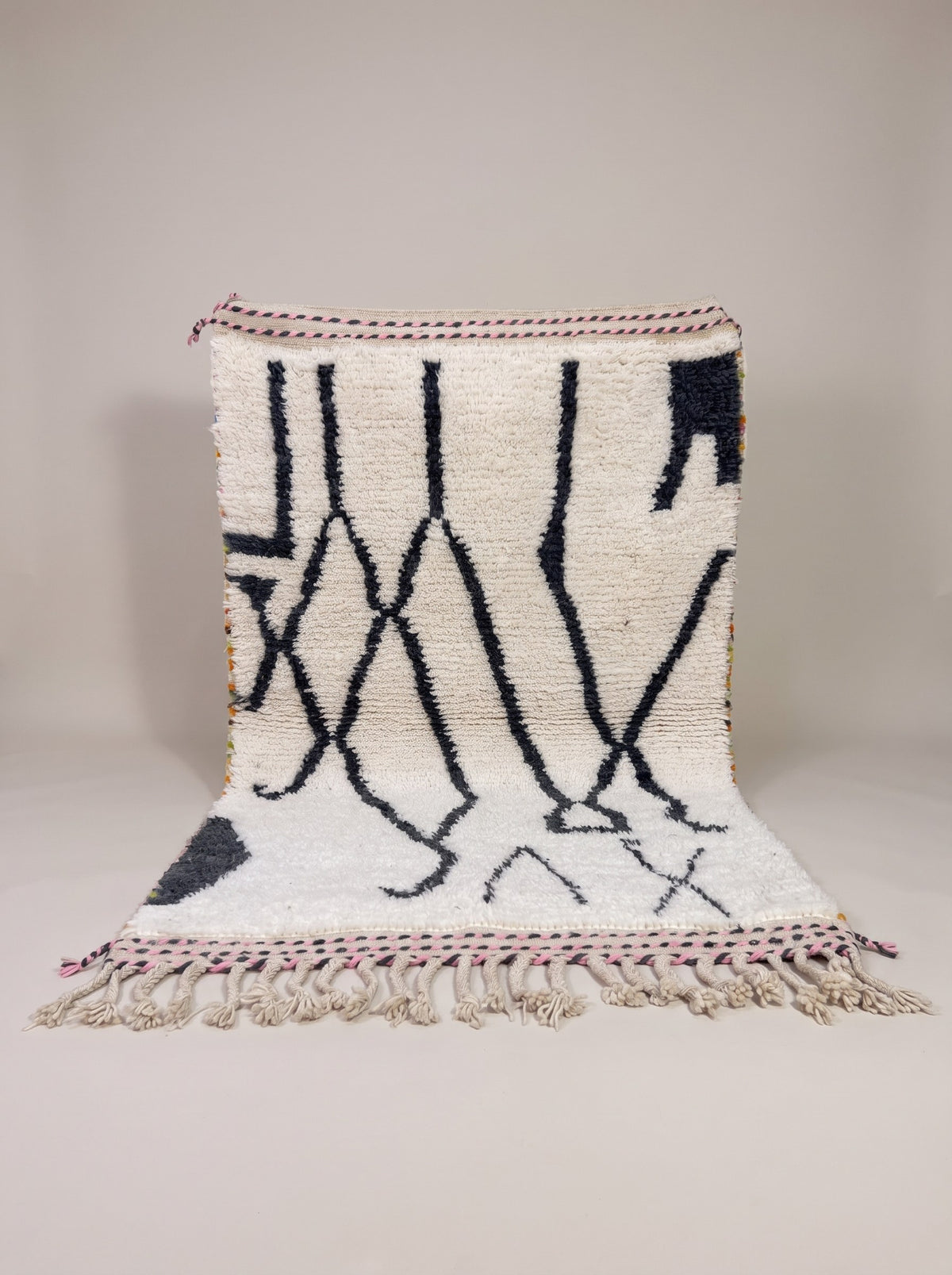 Tapis berbère style Beni Ouarain blanc et noir Tiziri suspendu, pièce unique nouée main au Maroc