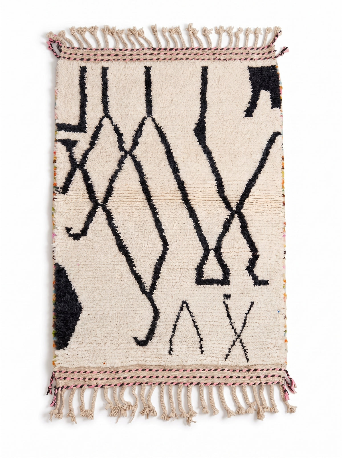 Tapis berbère style Beni Ouarain blanc et noir Tiziri vu à plat, fond écru très clair à poil long, franges écrues tressées