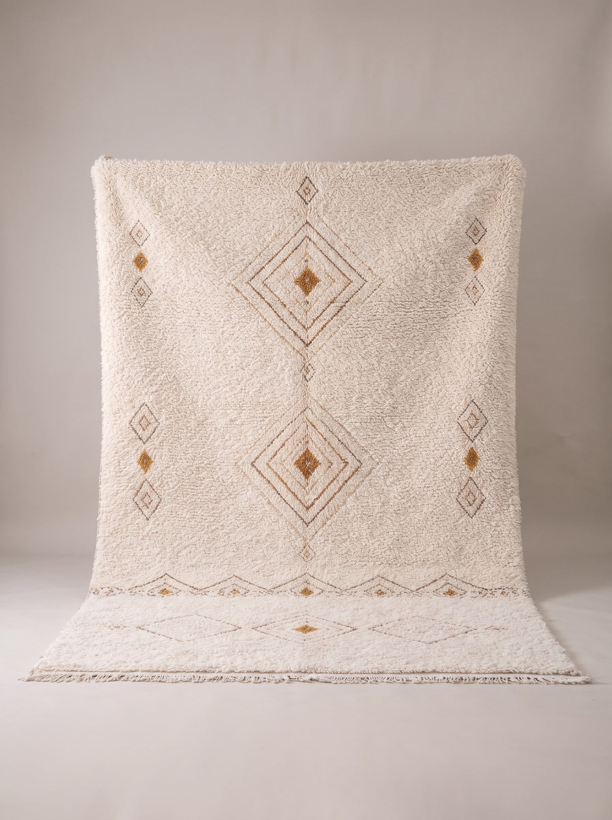 Tapis berbère style Beni Ouarain blanc et ocre Itran suspendu, pièce unique nouée main au Maroc